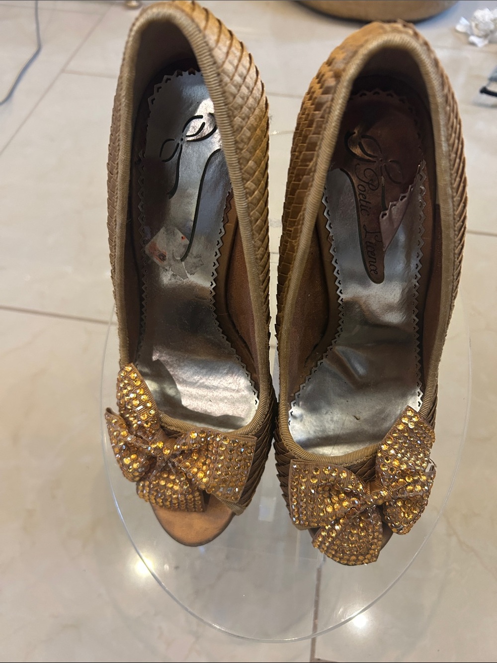 petite jolie Gold Bow Peep-Toe Heels